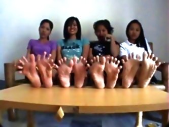 4 Girls Wide Toe Spreading