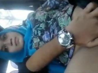 Desi teacher Bhabhi pussy fingering in car...