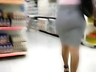 Matura Caminando In Supermarket